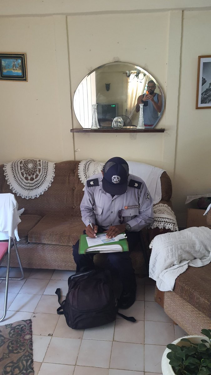 Un capitán de la policía en mi casa ahora mismo haciéndome la citación para un interrogatorio. Yo no soy un delincuente, yo no soy un terrorista. Sólo soy un poeta que ama su país. Abajo la dictadura.