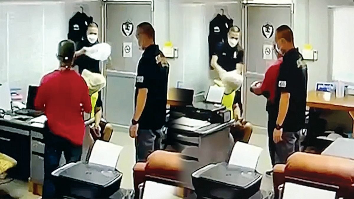 sirotek's tweet image. ซีรีสเกาหลี Squid Game มีฉากตำรวจคลุมหัวฆ่าหรือปืนยิงคนขี่มอเตอร์ไซค์กลางถนนมั้ยครับ เห็นตำรวจไทยกังวลคนดูจะเลียนแบบพฤติกรรมไม่ดี