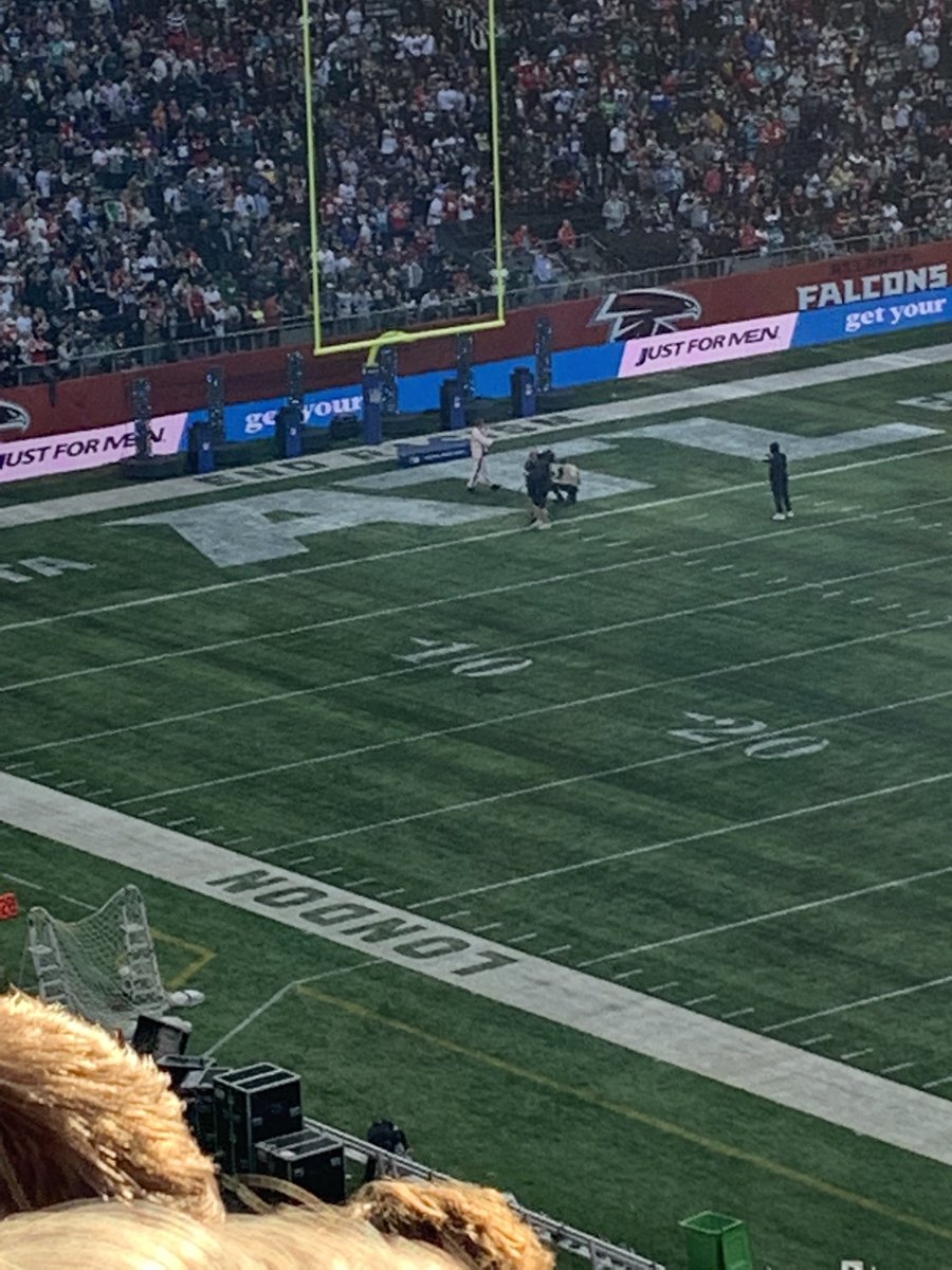 Daveed_Loughlin's tweet image. When you order Eminem off wish 😂😂😂 #Aitch? #nfllondon #whothefucksthatguy