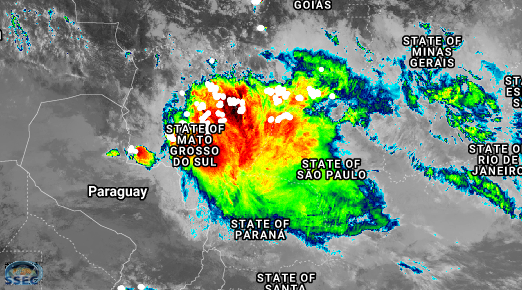 BandaSperling's tweet photo. Um grande sistema convectivo é observado sobre o estado do MS. Este tipo de sistema meteorológico é ideal para amenizar a situação de seca pois atuam por várias horas seguidas com precipitação fraca a moderada e alguns momentos taxa de chuva forte, com descargas elétricas. https://t.co/ULOaHuWewb