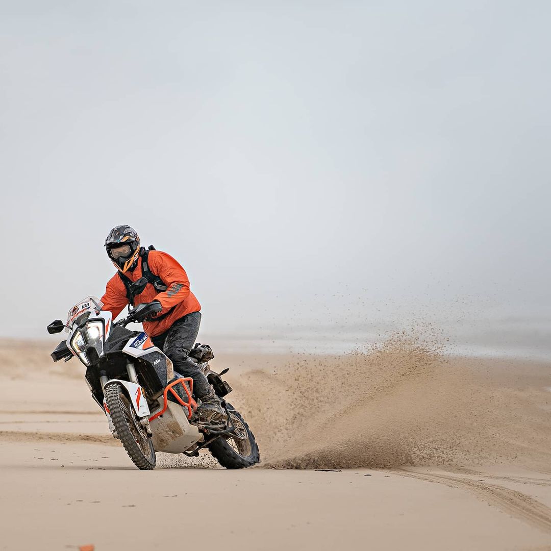 CardoSystems's tweet photo. #SlidingSunday with Chris Birch and the PACKTALK Black, having some fun at the beach with the @KTM_Racing SuperAdventure R  

📸 @BirchyNZ
🎧 #PACKTALKBlack
🔵
🔵
🔵
#CardoSystems #AskForCardo #CardoFam #ktm #KTM1290SuperAdventureR https://t.co/25abpEQdlb