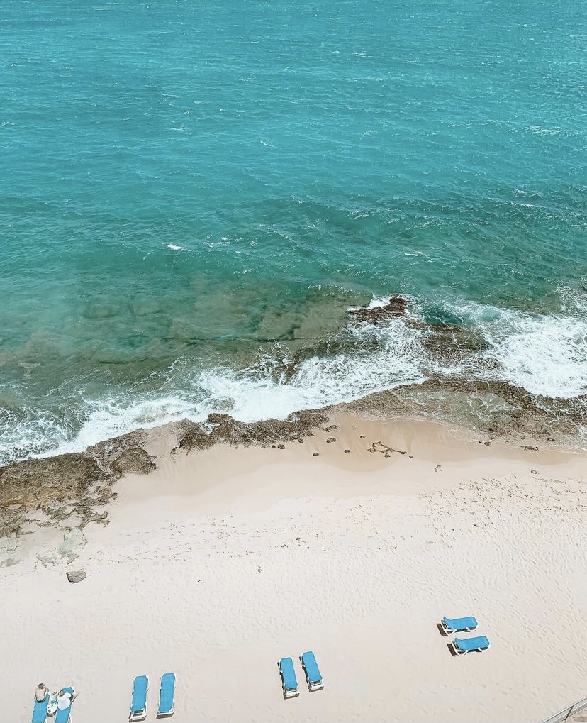 Are you ready to wake up to this view? I think we all are! 🌊