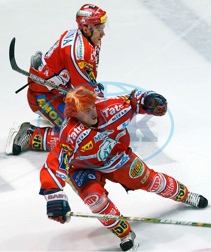 MountfieldHK's tweet photo. Naskočí v jedné formaci s nejstarším ze Lvů Petrem Koukalem. Jednomu je 1⃣6⃣, druhému 3⃣9⃣. Když se Pavel #Šimek 14. ledna 2005 narodil, Petr #Koukal už měl v @telhcz odehráno 165 zápasů. https://t.co/8MwOw2Grhy