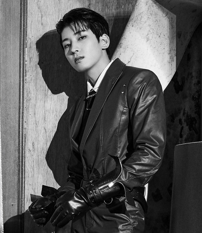 인스타에는 흑백으로 올렸는데 이게 또 극락이 아닐수가 없네 😇😇😇 #원우