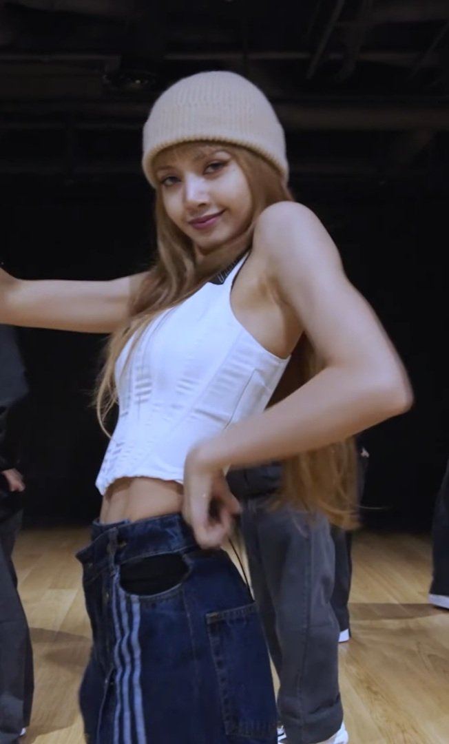 LALALISA3333's tweet photo. ลิซ่าเก่งอะ #MONEY  ต้องยิ่งใหญ่ https://t.co/VkSMR7CE5e