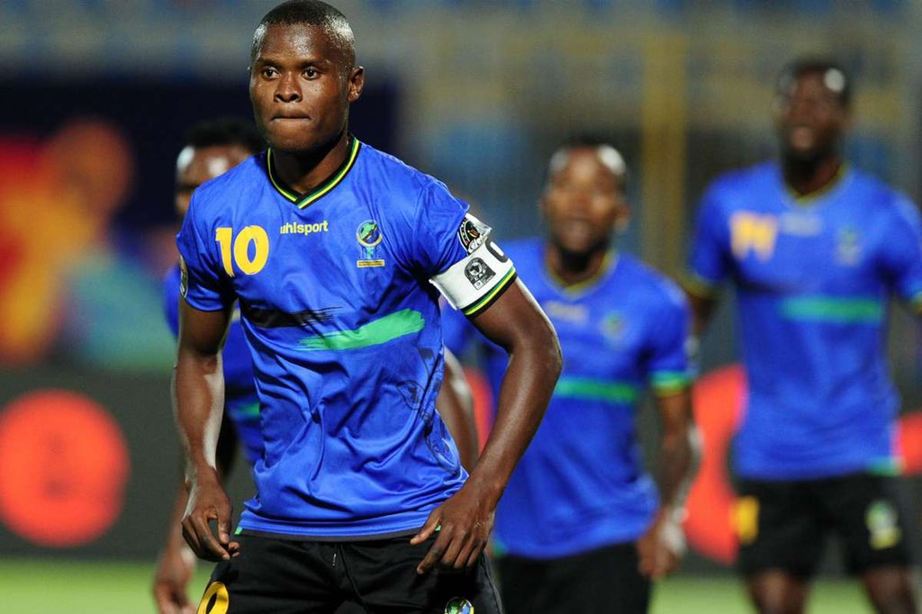 privaldinho's tweet photo. Mchezaji bora wa taifa hili. Hafungi mara kwa mara ila mchango wake ni mkubwa kwetu. Tazama alivyokuwa anajiamini, anavyokokota mpira, shabaha yake na uwezo wake wa kukaa na mpira. Kutembea na mpira kwa hatua 10+ dhidi ya timu kubwa kama Benin mpaka kwenye boksi sio jambo rahisi https://t.co/3FDODV5mpx