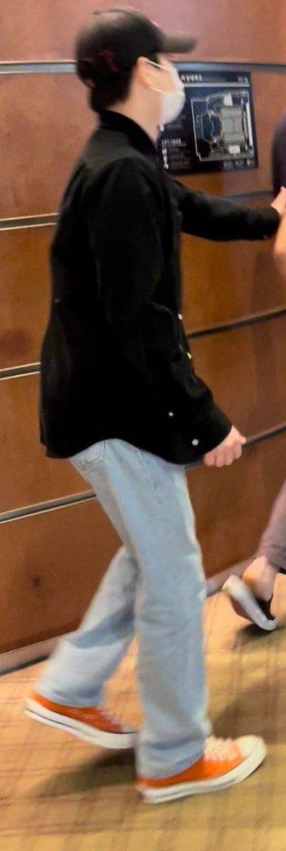 forKJM_'s tweet photo. Junmyeon style without sehun VS  Junmyeon style with Sehun 💁🏻‍♀️ : https://t.co/ChCiMBju6k