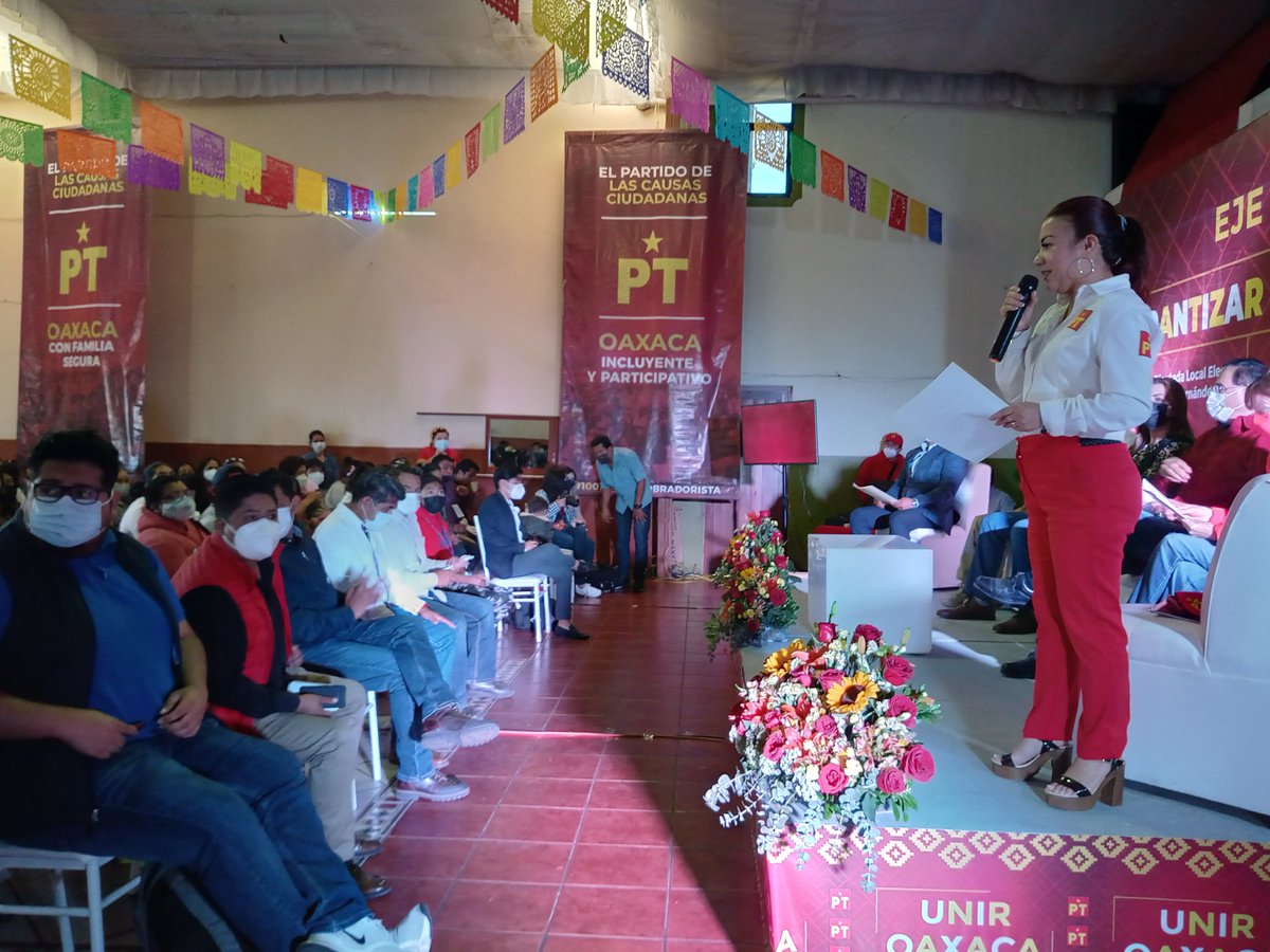 PtVoceriaOax's tweet photo. Iniciamos con el foro #GarantizarTuSalud coordinado por la diputada local electa @MonicaSantiagoH .
"#UnirOaxaca es el llamada que tanto habíamos estado esperando para #SalvarOaxaca" https://t.co/8NuYMpUsZt