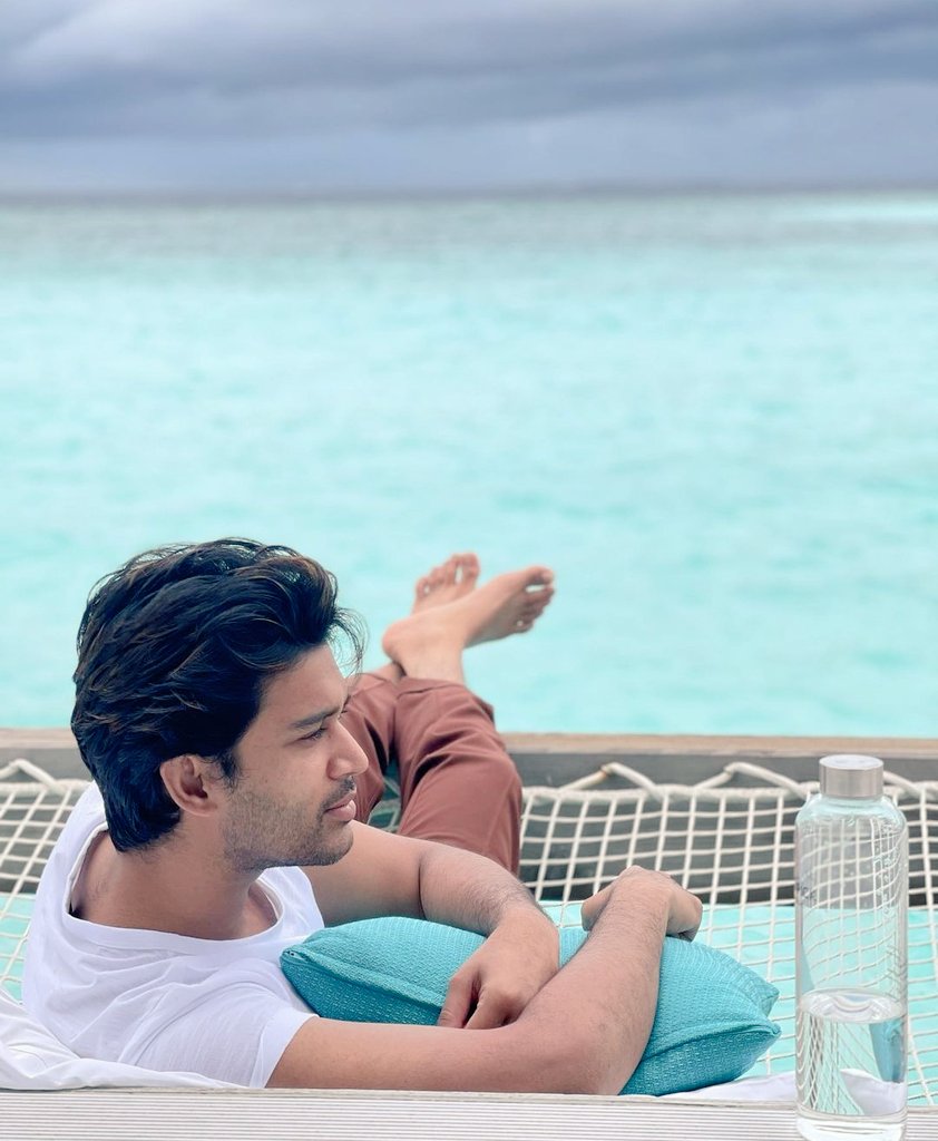 Self_hold99's tweet photo. Chill out,relax and have an open mind.....all you need to do is just give time to yourself !

#HappyBirthdayAbijeet https://t.co/EKX7yu8O7a
