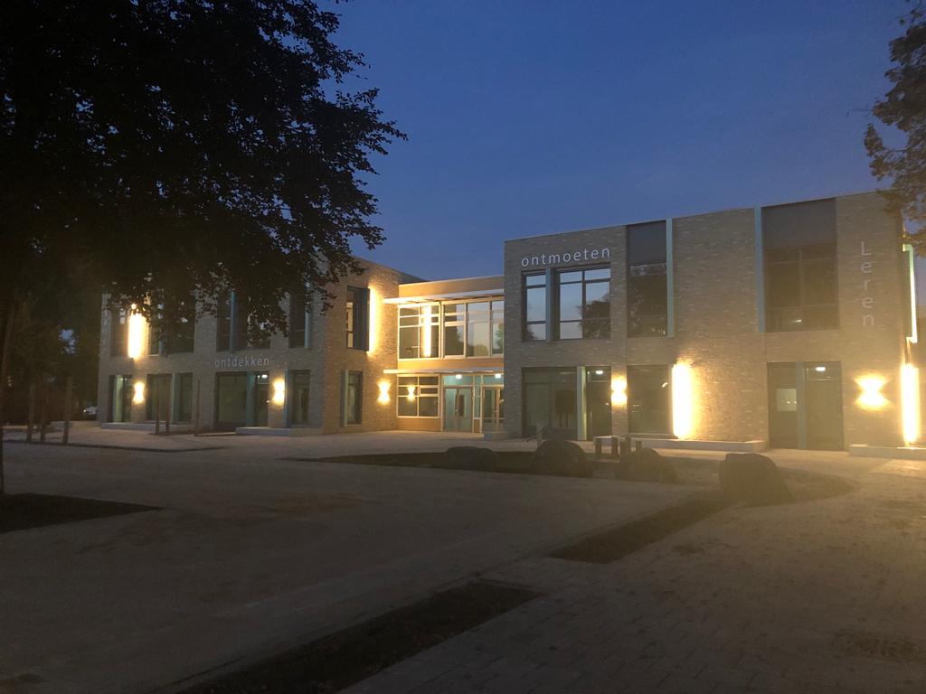 GroenschoolVVGO's tweet photo. Dag 1 van de verhuizing en 4 dagen tot de officiële opening van onze nieuwe #school:

In het avonddonker ligt de school er prachtig uitgelicht bij dankzij het ontwerp van @bureaubos

#triplegroenstatus #geloven #genieten #groeien

#eigentijdsonderwijs i.s.m. 
@grondtoon https://t.co/7GbeJy8UZ9