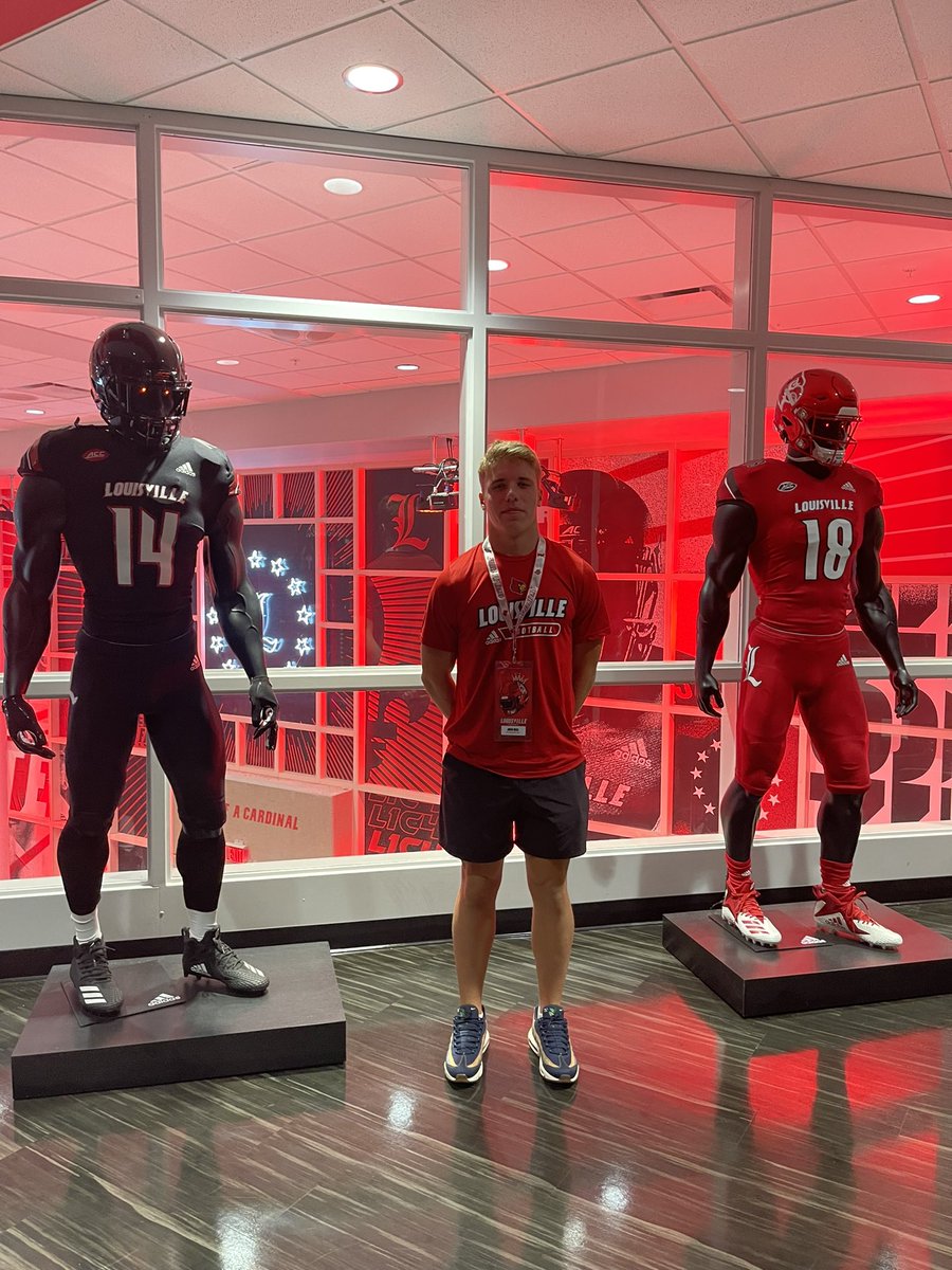 I had a great time at The Ville. Thank you <a href="/CoachMaslowski/">Karl Maslowski</a> for the invite! <a href="/coachstuholt/">Stu Holt</a> @CoachSattUofL <a href="/Coachchojnacki/">Brent Chojnacki</a> <a href="/CNendick25/">Chris Nendick</a>