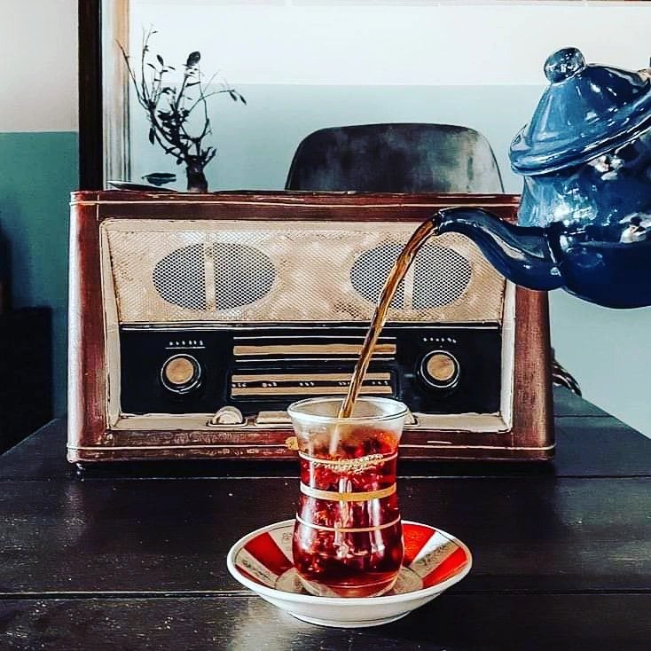 ..
Gönülden 
Aşk ile
Demlenen çay 
Muhabbetin şekeri gibi
Huzur ile 
Sevginin
Sabrın
Anlayışın
Bütün olup
Dem/lendiği gibi ..

N.B.