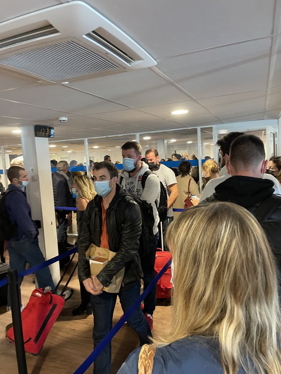 binbindu47's tweet photo. Retour de Bruxelles !
Oublies les gestes barrières !
Entassés comme au bon vieux temps 😱😱😱 https://t.co/BMpIEjHqBW