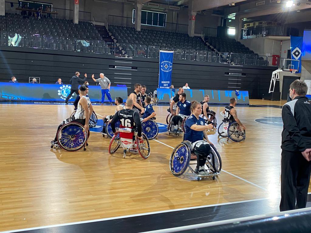 rollenderhsvfan's tweet photo. Rollstuhlbasketball Bundesliga: BG Baskets Hamburg gegen Rhine River Rhinos Wiesbaden 57:79
#hsv #hsvev #bgbaskets #rollstuhlbasketball #rollstuhlbasketballbundesliga #rollstuhl #edelopticsarena #hamburg #rhinoswiesbaden #wiesbaden #halle #sporthalle #heimspiel https://t.co/LjeZp780AM