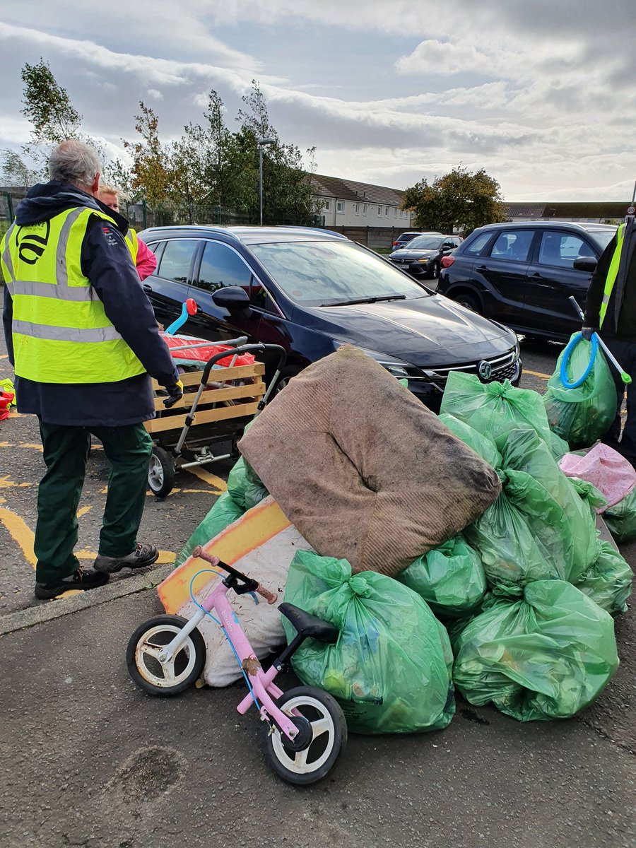 Great to see some current and future Irvine Royal pupils out with <a href="/IrvineBeach/">Irvine Clean Up Crew</a> today in Castlepark. Look what can be achieved when we work together ❤ 🌎 #litter