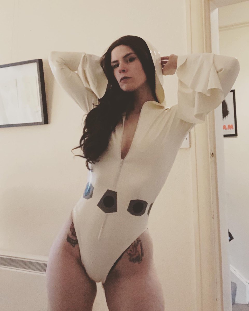 Candyylocks's tweet image. Leia queen of the latex 👗 : @CatalystLatex #latex #starwars