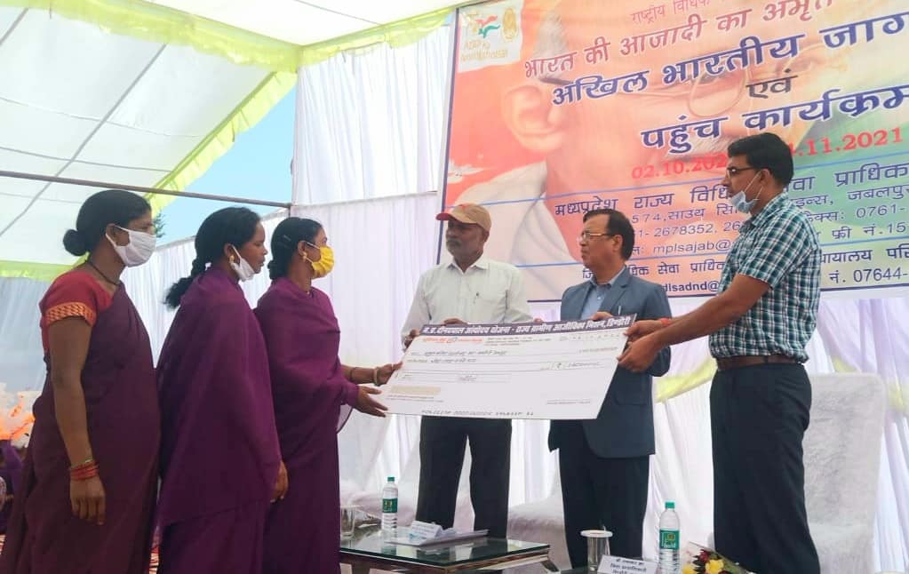 dindoridm's tweet photo. ➡️ #AzadiKaAmritMahotsav अंतर्गत आज 10 अक्टूबर दिन रविवार को अमरपुर में जिला एवं सत्र न्यायाधीश श्री हरिशरण यादव की अध्यक्षता व कलेक्टर श्री रत्नाकर झा की मुख्यातिथ्य में अखिल भारतीय जागरूकता एवं पहुंच कार्यक्रम संपन्न हुआ।  
 #JansamparkMP 
@JansamparkMP @CMMadhyaPradesh https://t.co/ZluUNwry1j