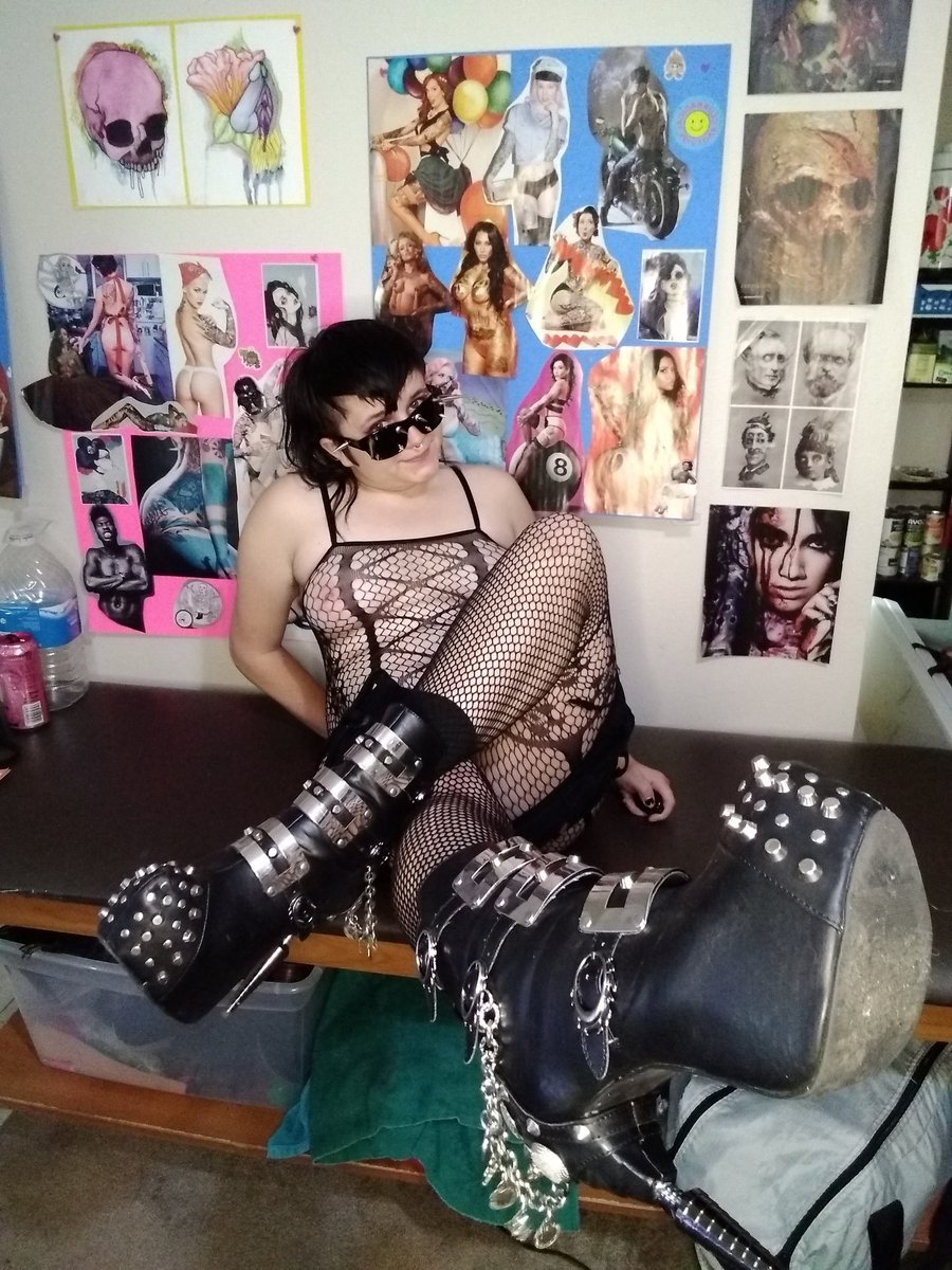 Mx_Bowi's tweet photo. Take me to the slutty goth club https://t.co/ikikHvPgVm