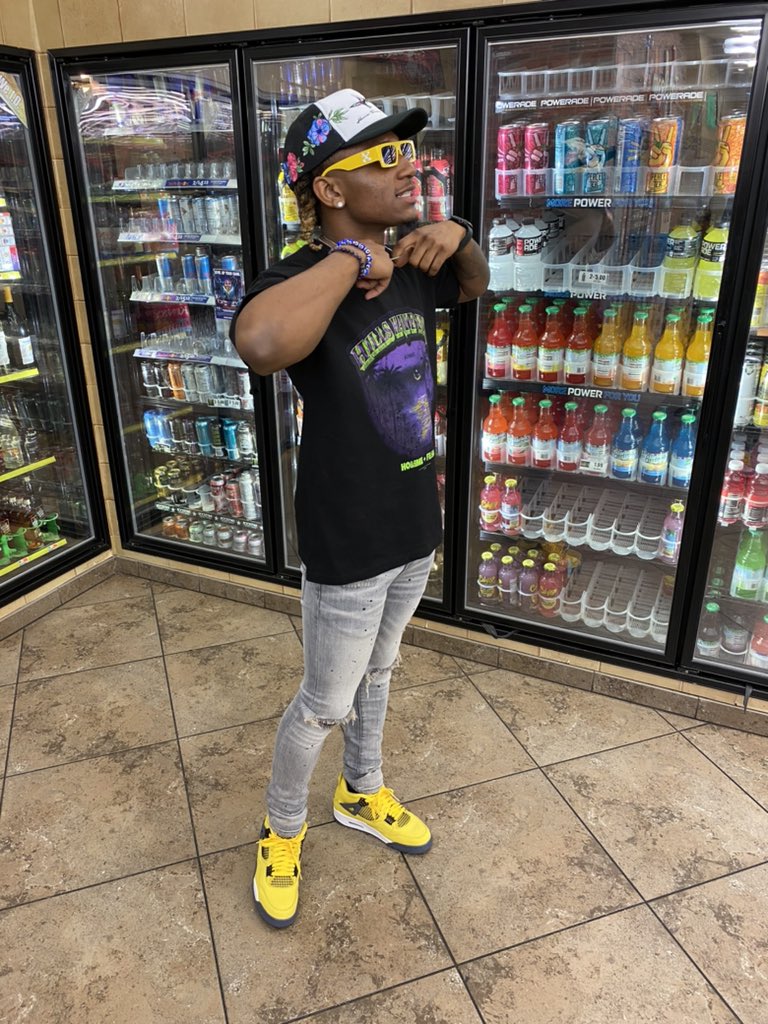 iloveeazy_'s tweet photo. I Can See The Hate On They Faces Like A Mustache 🦈💫 https://t.co/OTdai03ePL