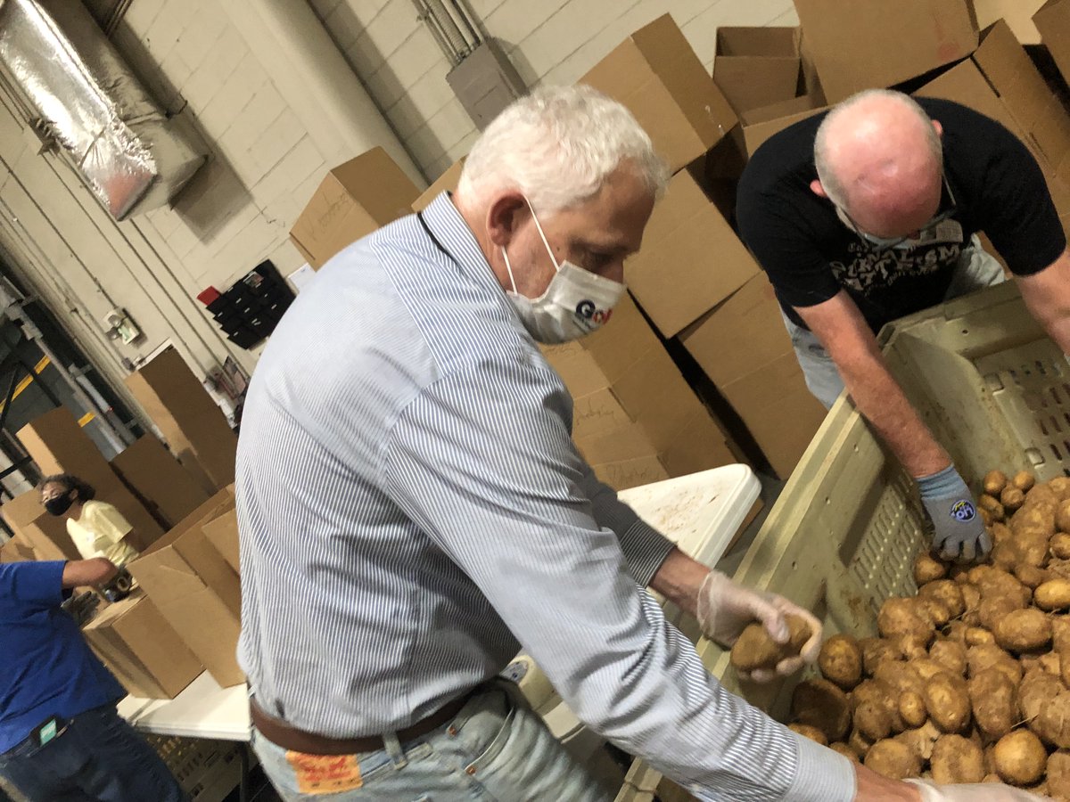 MDSHA's tweet photo. Last week, MDOT State Highway Administration staff were humbled to help out @MDFoodBank during the state's #DaytoServe last week. Thanks to all that participated and to everyone who volunteers their time to help others as much as they can. https://t.co/j30G4Oa8Rk