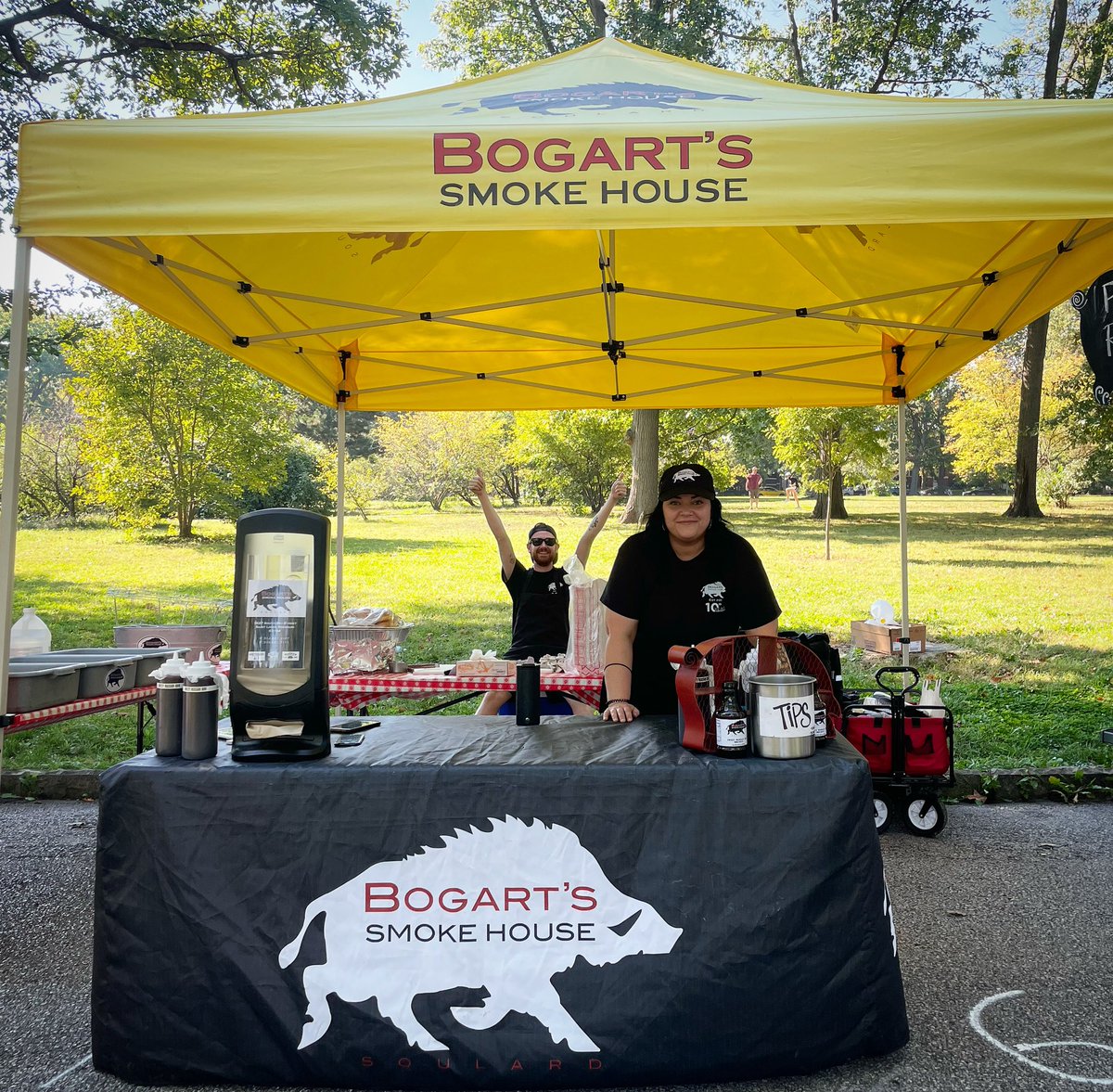 BogartsSTL1's tweet photo. Hi! π
Itβs a beautiful day for @SAUCEmag Harvest Festival! Come see us at Tower Grove Park. πππ
#bogartssmokehouse #saucemagazine #harvestfestival #towergrovepark #sundayfunday #fallfeatival #stlevents #explorestlouis https://t.co/S6XIZTs0gl