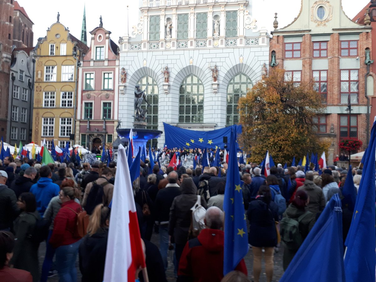 Rozpoczęła się manifestacja w obronie obecności Polski w Unii Europejskiej <a href="/TOKFM_NEWS/">Informacje TOK FM</a>
