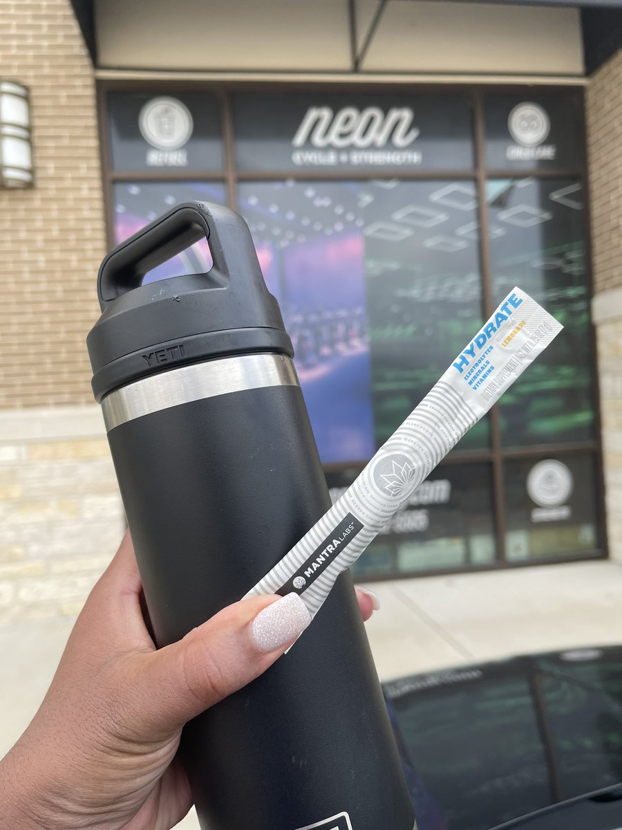 Late night binging on Netflix + an early morning spin class is not the best combo. So I'm crossing my fingers and trying out <a href="/gomantralabs/">MANTRA Labs Nutrition</a> for my hydration today's workout #bibchat #mantrabr