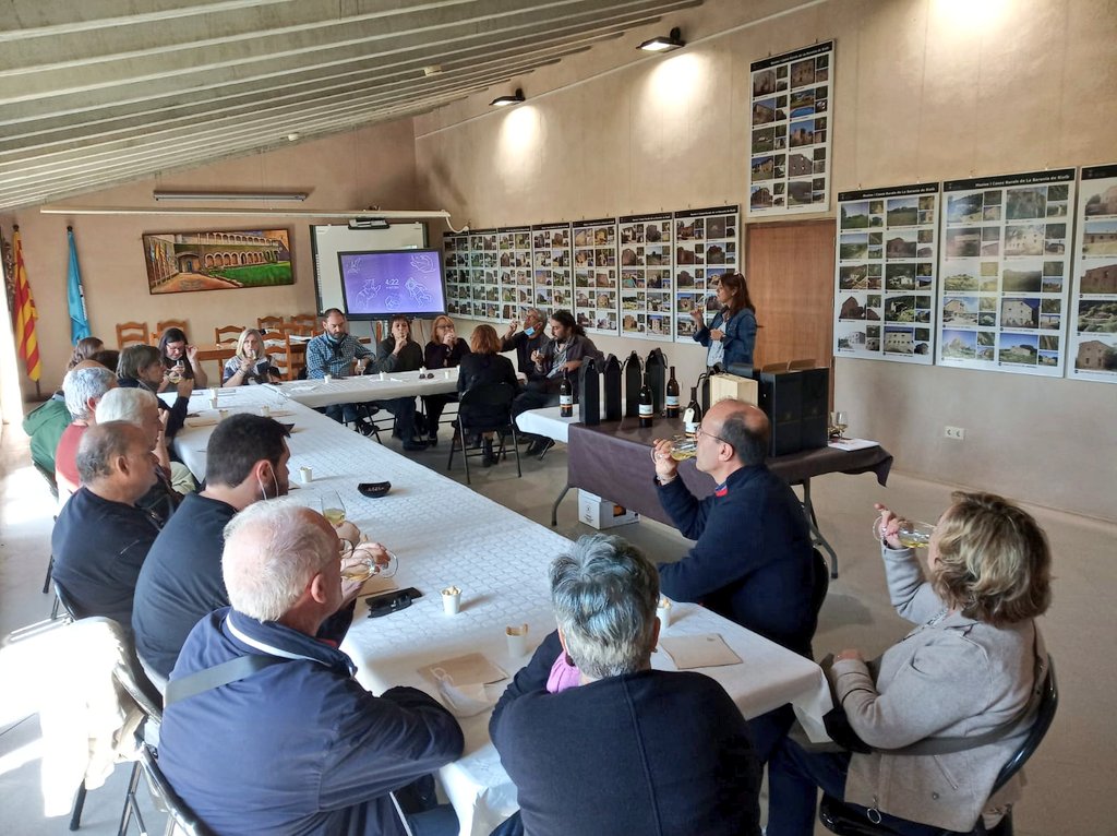 BaroniaRialb's tweet photo. Continuem amb les Jornades Europees del Patrimoni. Avui diumenge amb els tastos benedictins de vins ecològics i de proximitat, amb l'enòloga Judit Sogas del celler Rubió de Sòls.

Molt satisfets per la participació: al segon tast hem posat el cartell de complet. #JEP2021 https://t.co/RlawtVEzte