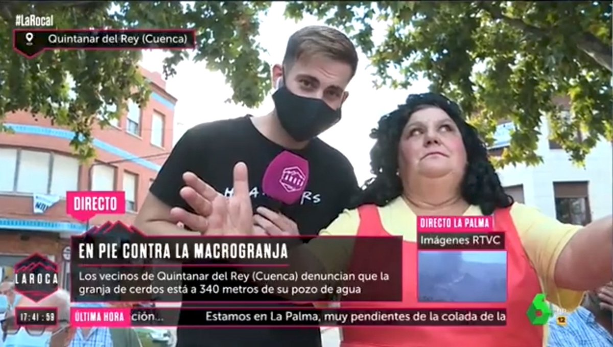 Mi reportero favorito <a href="/ZesarM/">César Muñoz</a> con mi camiseta favorita <a href="/SrMiyagi/">Sr.miyagi Iyagi</a> 
#LaRoca1 #LaRoca #LaRocaI <a href="/LaRocaLaSexta/">La Roca</a>