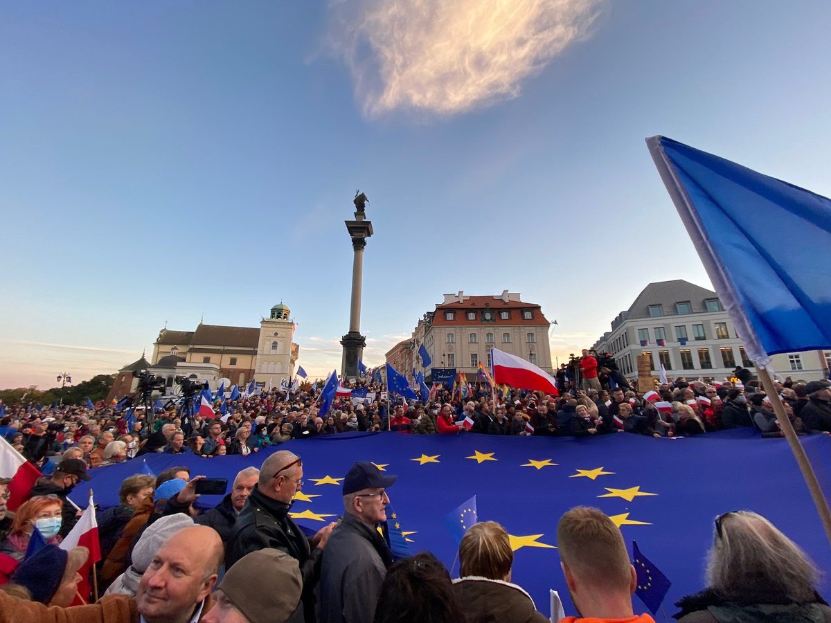 Warsaw’s ready to march 🇵🇱 Poland’s ready to defend European values and EU membership 🇪🇺 When choices are clear & important people know all too well the EU is on their side ✊🏻