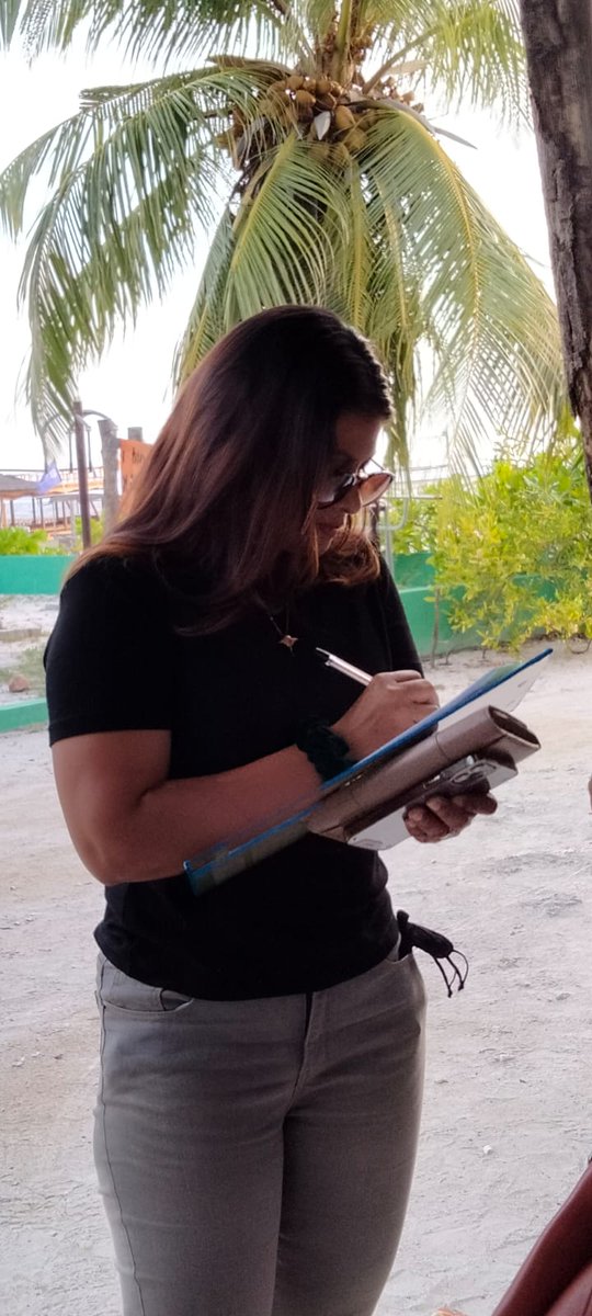 ފޮޓޯއިން ތިޔަ ފެންނަނީ ވާވު އަތޮޅު ތިނަދޫއިން ބަރުލަމާނީއަށް ޒުވާން އަންހެންކުއްޖަކު ސޮއިކުރާ މަންޒަރު.ނިމިދިޔަ 43 އަހަރުގެ ރިޔާސީ ނިޒާމުން ދިވެހިންނަށް ހައްޤު މިންވަރު ކަށަވަރު ނުވުމުގެ ނަތީޖާއަކީ ނިޒާމު ބަދަލުކުރަން ޒުވާނުން ތެދުވުމެވެ.
