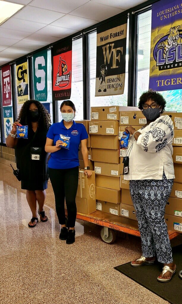 BurleyRhodes's tweet image. @CobrasMlkms🙌🏾🙌🏾Principal Prince and I thank Carla V. from Frito-Lay for donating snacks for our scholars during MCAP testing, community partnerships rock🙌🏾👍🏾🙌🏾