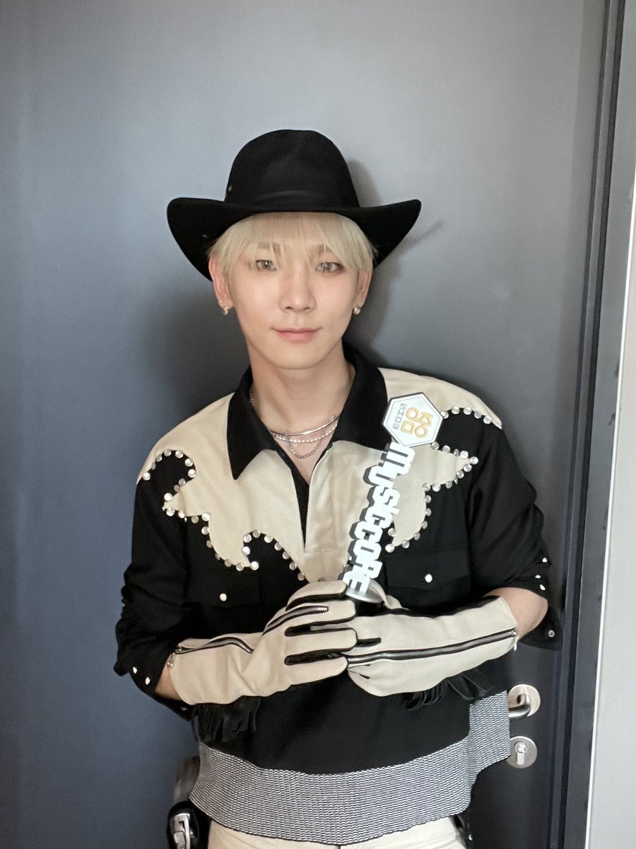 taeminscore's tweet photo. estoy orgullosa de todo lo que estás logrando, estoy orgullosa de la persona que eres, y del gran artista que eres, un "te amo" no es suficiente para describir lo que siento, te admiro tanto kibum, y siempre estaré para tí! 💙
#Key1stWin #KEY_BADLOVE #SHINee @SHINee https://t.co/jIeOQWHju0