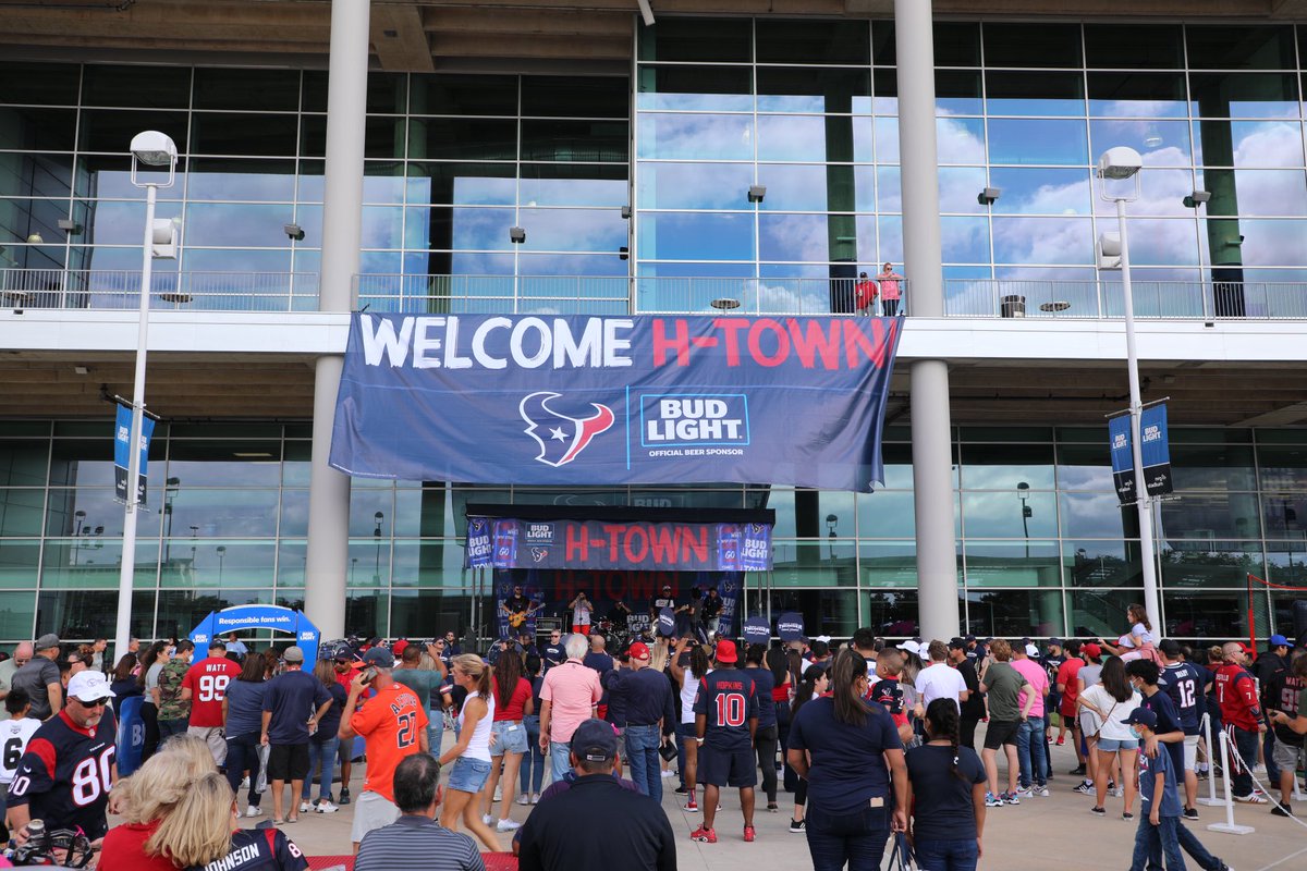 reliant_park's tweet photo. Hanging in Bud Light Plaza with Deep Steel Thunder🥁!
.
.
.
#thatfootballfeeling #houstontexans #gameday #nrgstadium #budlightplaza #sundayfunday #deepsteelthunder https://t.co/5kzCednV7y
