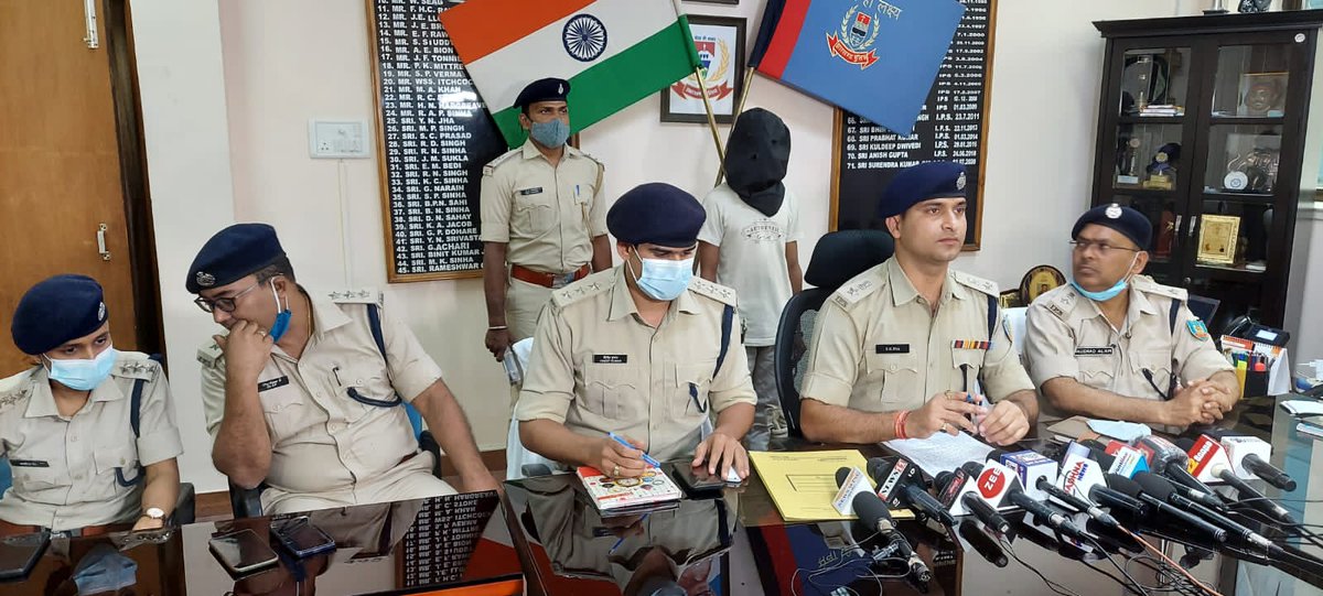 ranchipolice's tweet photo. रांची पुलिस ने कोतवाली एवं अरगोड़ा थाना क्षेत्र के बिल्डर से मयंक सिंह नाम से रंगदारी मांगने वाले एक व्यक्ति को गिरफ्तार किया है।@JharkhandPolice @JharkhandCMO https://t.co/m7Ci0OgUGe