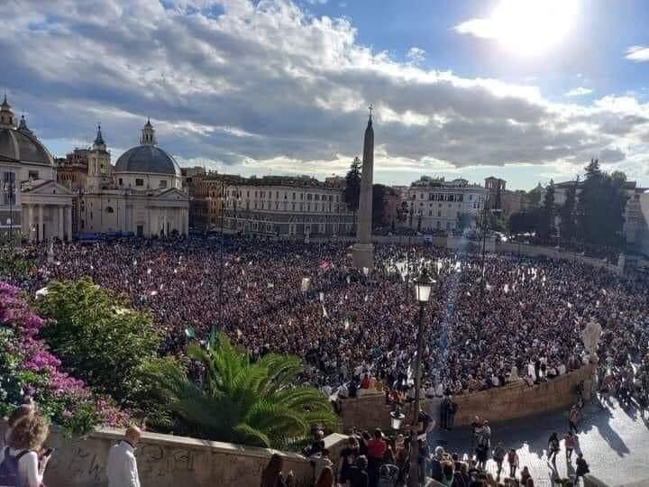 LadyChocolady's tweet photo. 💣E mentre i telegiornali continuano a mostrare solo le immagini di qualche rissa, il vero risultato di questa manifestazione è visibile in questa foto che mostra manifestanti pacifici che contestano una iniziativa governativa che limita i diritti costituzionali 💣 https://t.co/ymjZhssfYb