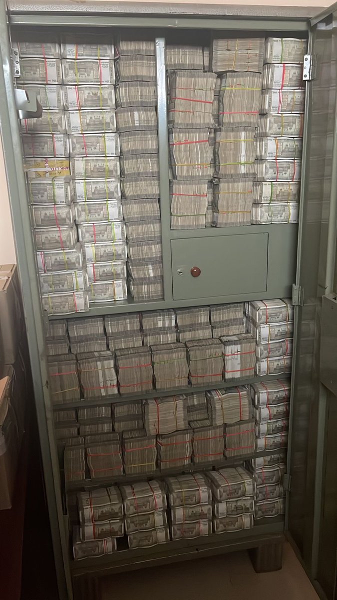 This Almirah Has Over Rs 142 Crore Stuffed In It Here S The Story Behind It Viral News Zee News