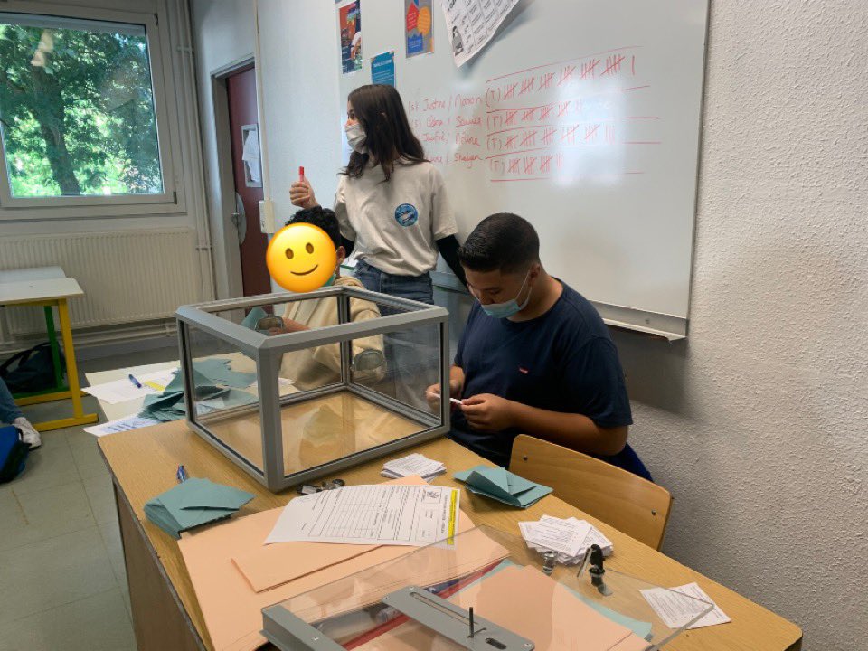 JustBirot's tweet photo. AG des délégués au collège de @JeanZayVerneuil ! Moment fort pour nos élèves qui ont élu les élèves délégué•e•s qui les représenteront au CA et les autres instances qui en découlent pour cette année scolaire. #citoyenneteparticipative #instancedemocratique @acversailles https://t.co/PaMQi6DRmF