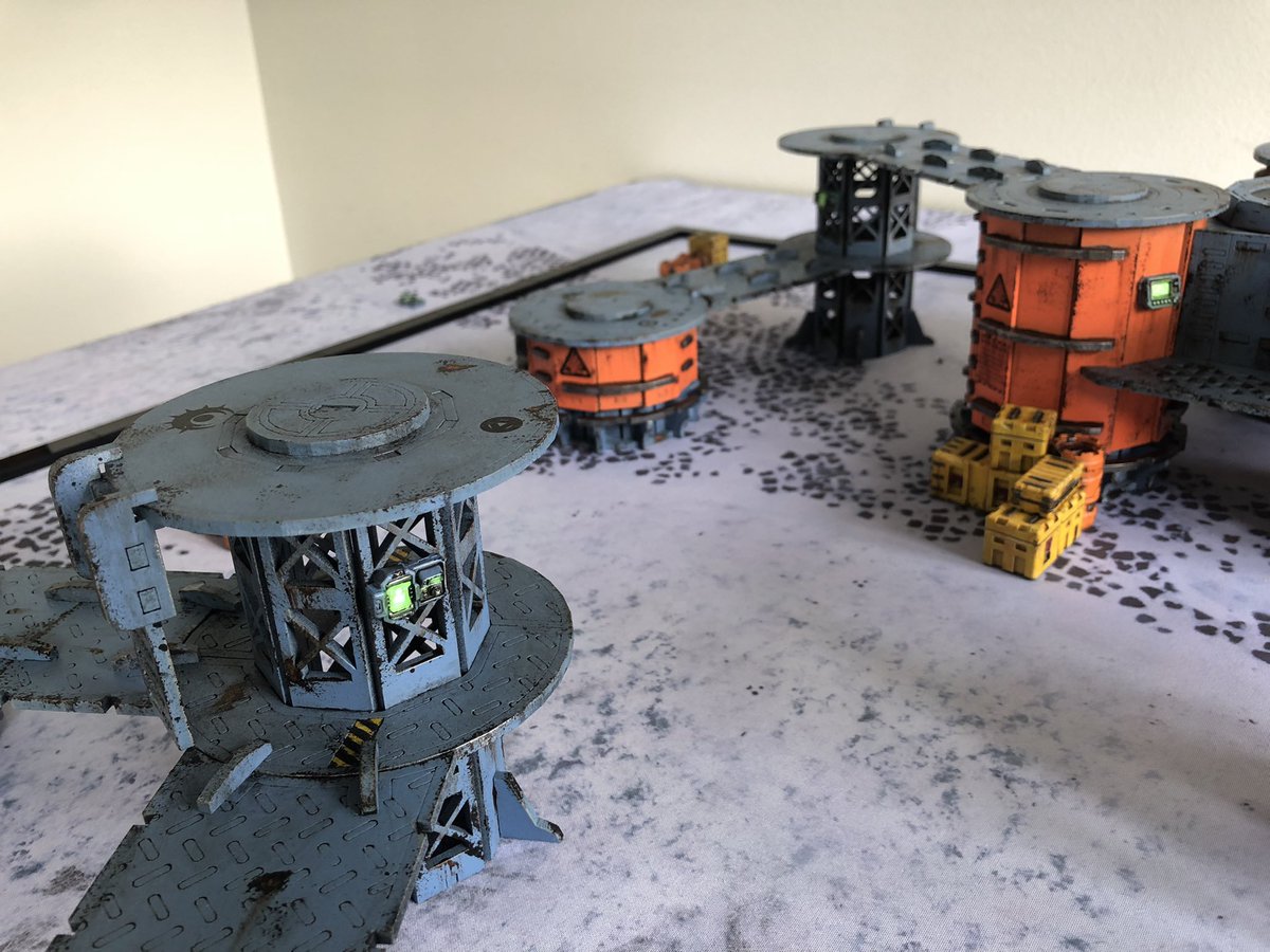 Toothdominoes's tweet image. All of the detailing, control panels and consoles are done! Now the table is fully ready for a game of #Warcaster! #WarcasterNeoMechanika #Wargames