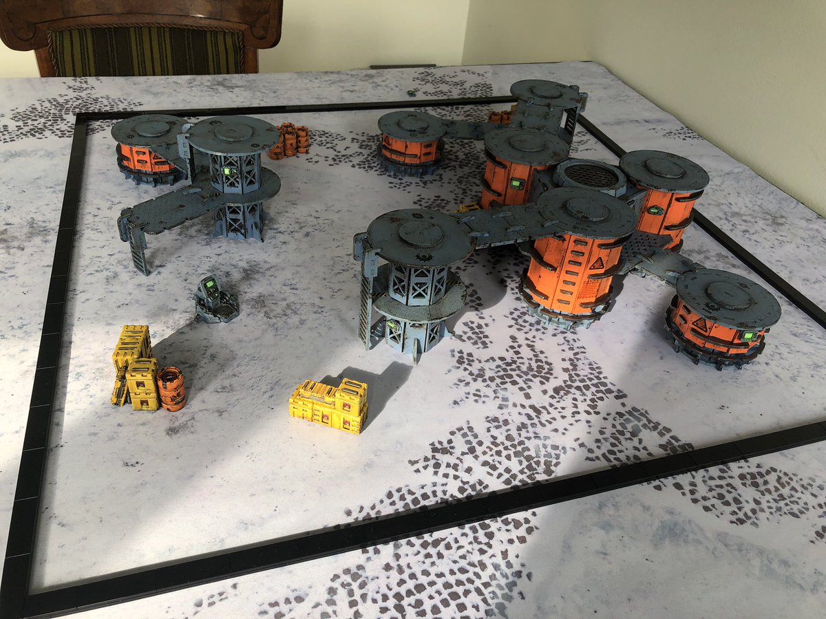 Toothdominoes's tweet image. All of the detailing, control panels and consoles are done! Now the table is fully ready for a game of #Warcaster! #WarcasterNeoMechanika #Wargames