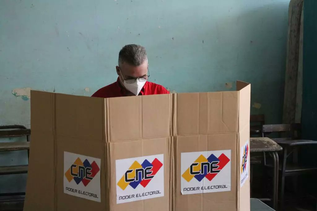 rafaelcalles's tweet photo. ¡Ya yo participe!
Vamos pueblo de #Portuguesa a participar todos.
Este es un proceso rápido y automatizado, Les invito a que acudan a los centros habilitados, para que se familiaricen con el tarjeton, las máquinas y el dispositivo de bioseguridad.
Seguimos #Rumboal 21N https://t.co/3fshLGWU0x