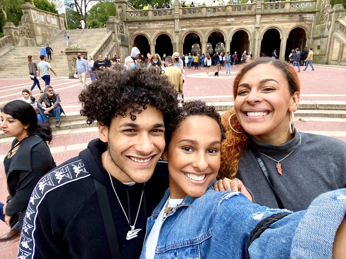 Bitties's tweet photo. my sisters finally came to visit me.. so we went to Manhattan 🤩 https://t.co/UbTflnwP8I