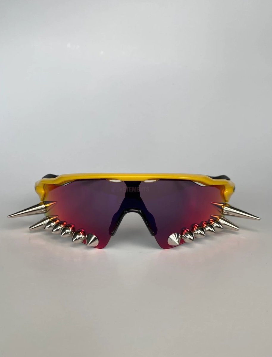 rolige Sindsro Anvendt GRAILED on Twitter: "Vetements x Oakley Spikes 400 Sunglasses. ⁠  https://t.co/R1Dh7QlyEl https://t.co/uk3OBsaAqN" / Twitter