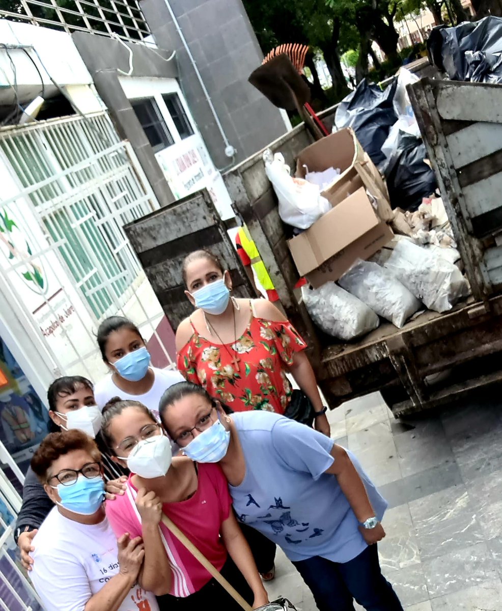 inmujeracapulco's tweet photo. El 9 y 10 de octubre, personal del Immujer, que dirige Elizabeth Maya Paco, se sumó a la Jornada de limpieza ciudadana convocada por la presidenta municipal Abelina López Rodríguez en el zócalo de Acapulco. #ServirParaTransformar https://t.co/EP7LMtO703