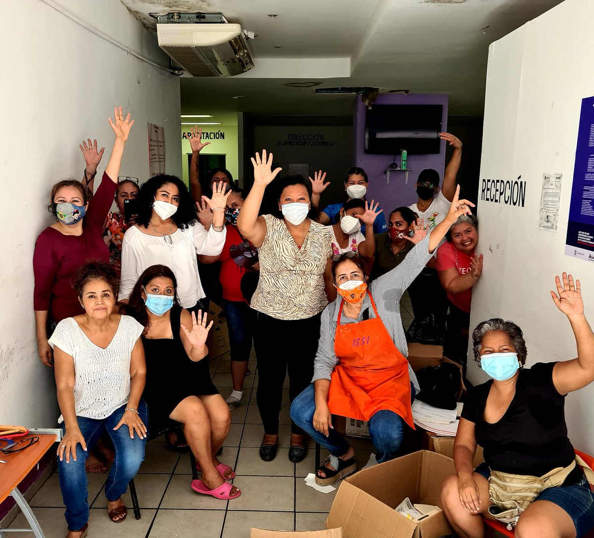 inmujeracapulco's tweet photo. El 9 y 10 de octubre, personal del Immujer, que dirige Elizabeth Maya Paco, se sumó a la Jornada de limpieza ciudadana convocada por la presidenta municipal Abelina López Rodríguez en el zócalo de Acapulco. #ServirParaTransformar https://t.co/EP7LMtO703