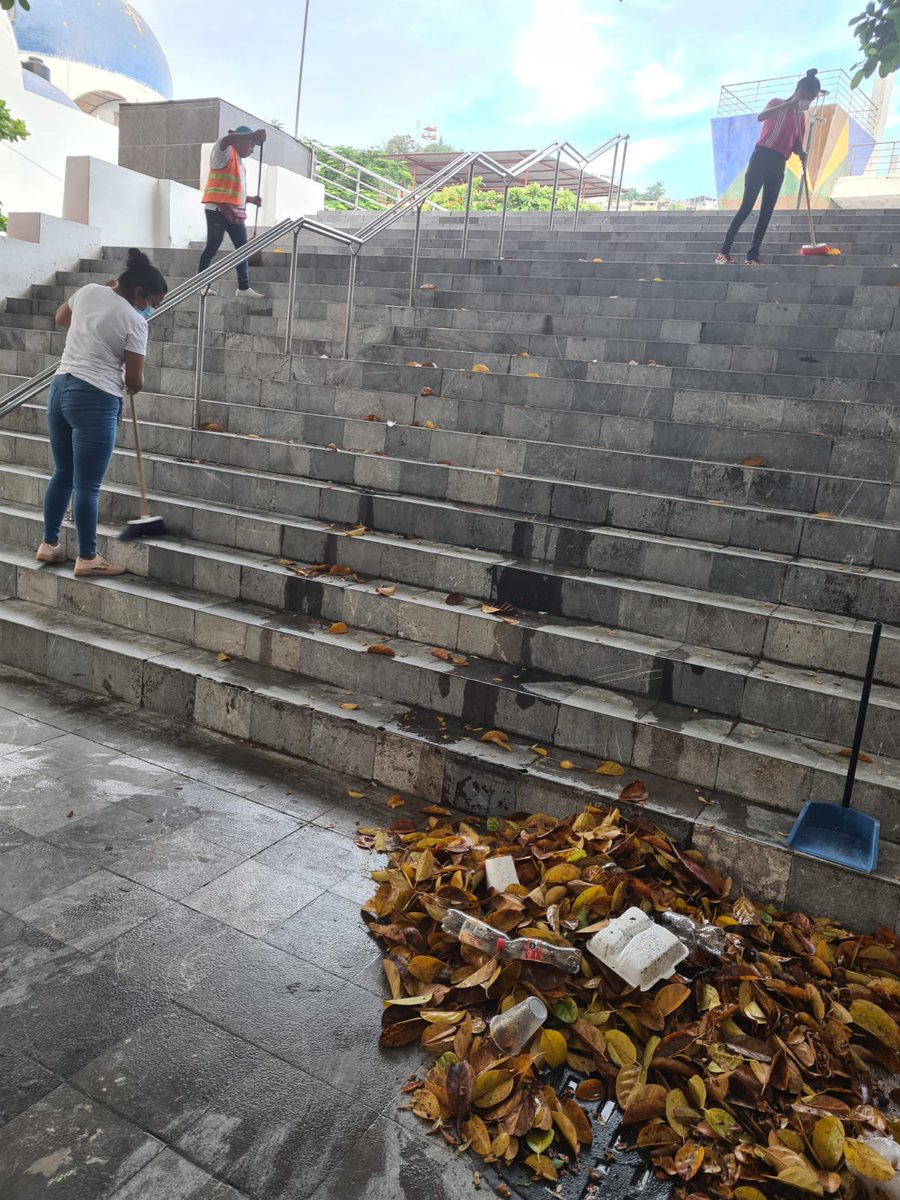 inmujeracapulco's tweet photo. El 9 y 10 de octubre, personal del Immujer, que dirige Elizabeth Maya Paco, se sumó a la Jornada de limpieza ciudadana convocada por la presidenta municipal Abelina López Rodríguez en el zócalo de Acapulco. #ServirParaTransformar https://t.co/EP7LMtO703