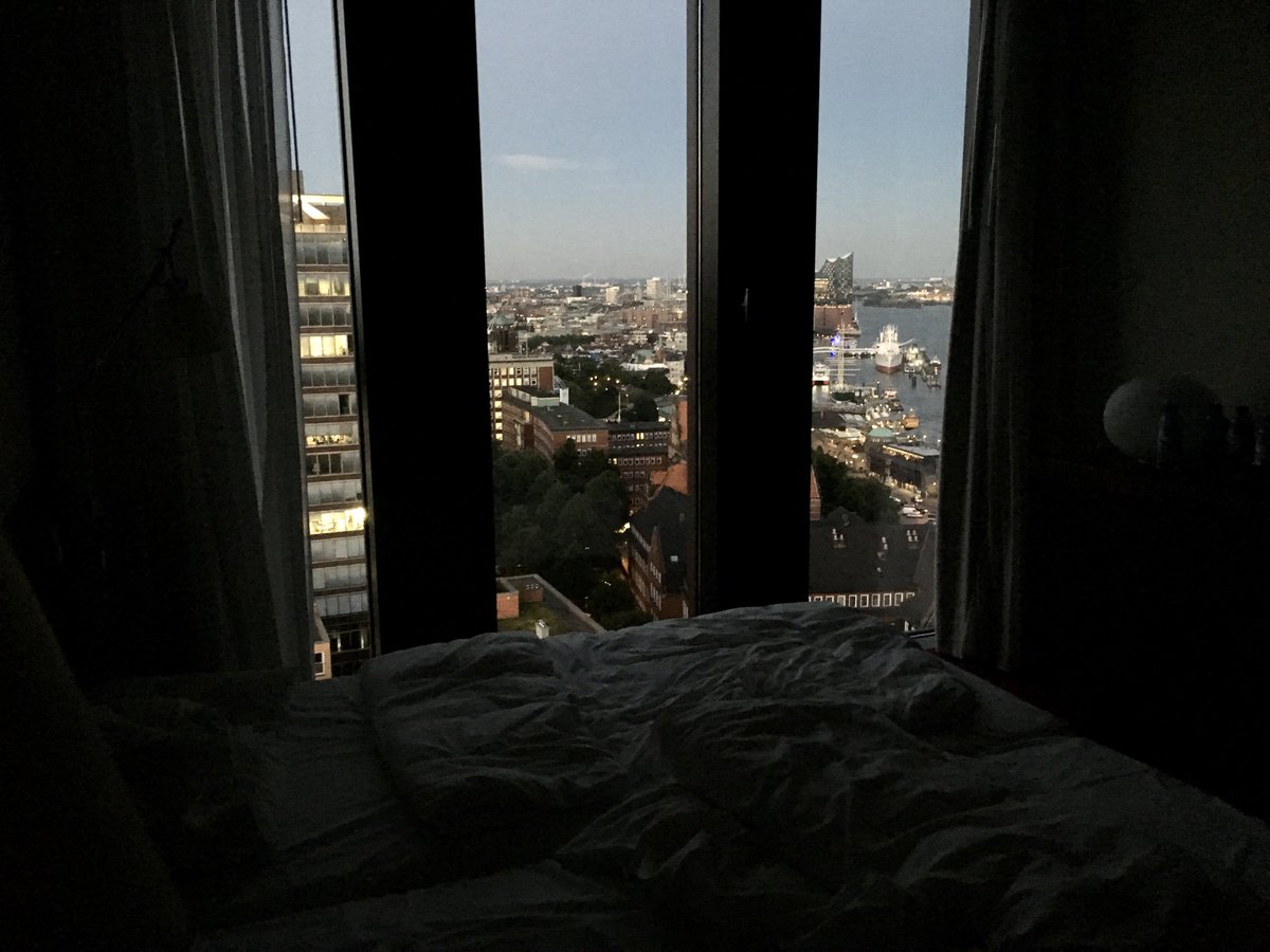 PokeLelon's tweet photo. Ich will zurück zu der Zeit, wo ich aus dem Bett über die Skyline von Hamburg schauen konnte ✨🌃 https://t.co/mptCteJj81