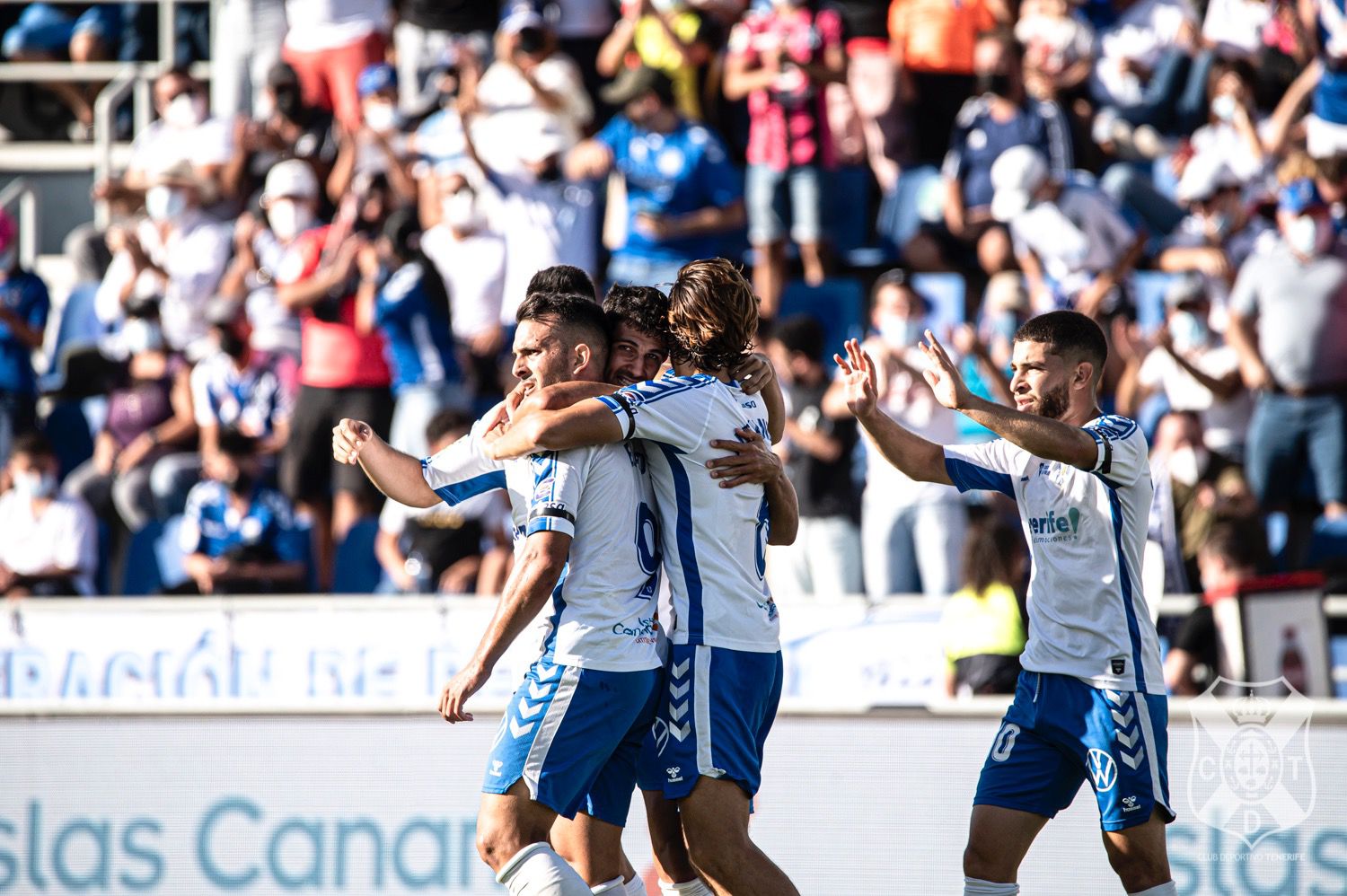 El CD Tenerife capea el temporal con una roja (2-1)