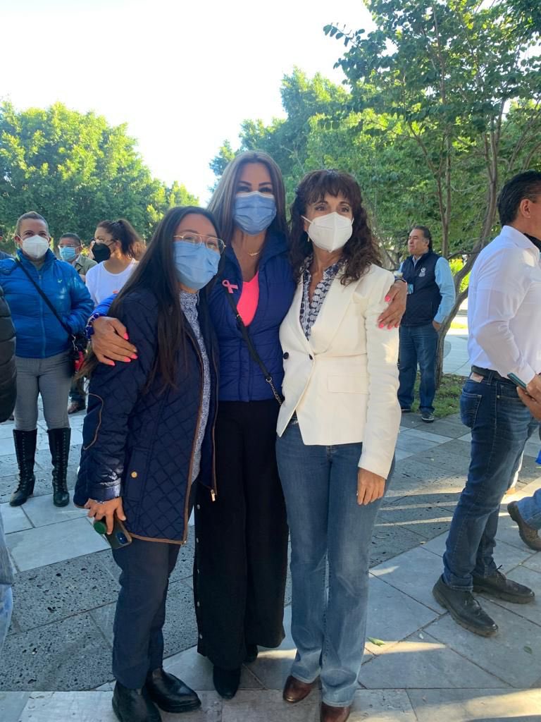 BlancaJimenezMx's tweet photo. Hoy en familia los panistas nos reunimos para apoyar a @Augustadrh y @marcoscastro40 
Estoy segura que juntas y juntos vamos a recuperar el partido en el que siempre hemos creído. 🙌🏻
Un gusto Saludar a mis amigos @eduardorivera01 @anaterearanda @MundoTlatehui_ https://t.co/wiELZIPTyn