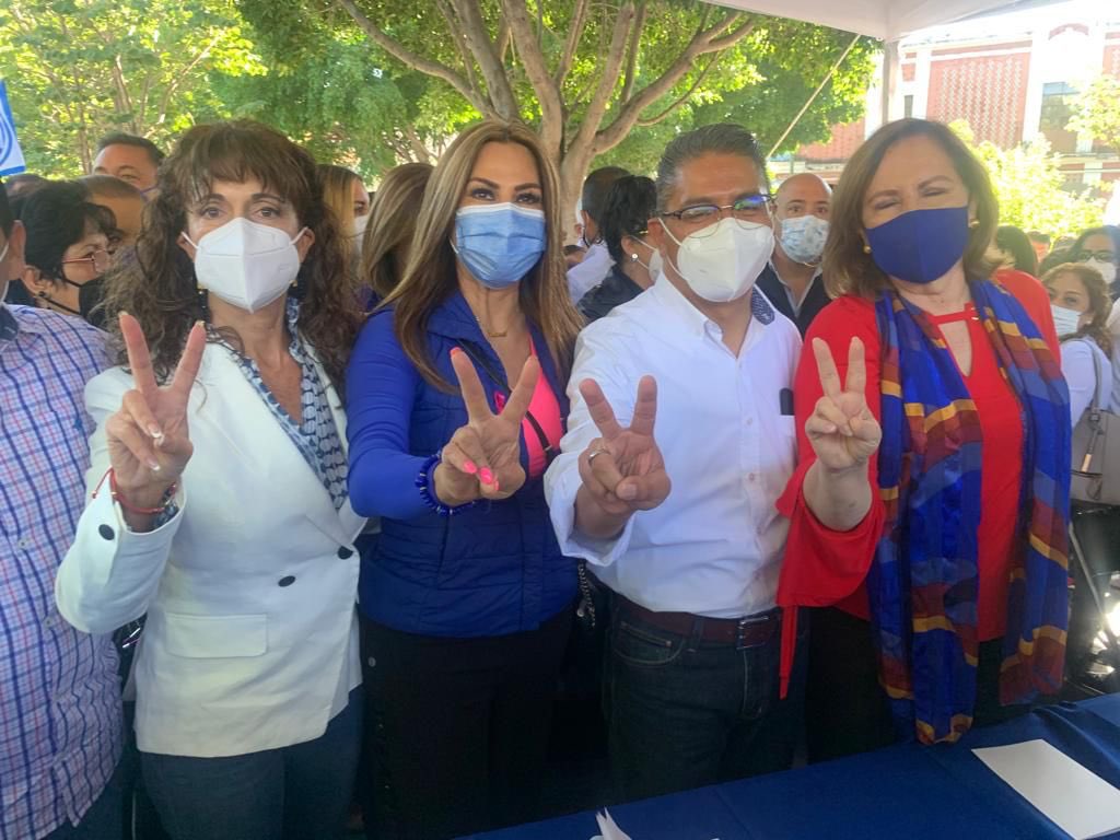 BlancaJimenezMx's tweet photo. Hoy en familia los panistas nos reunimos para apoyar a @Augustadrh y @marcoscastro40 
Estoy segura que juntas y juntos vamos a recuperar el partido en el que siempre hemos creído. 🙌🏻
Un gusto Saludar a mis amigos @eduardorivera01 @anaterearanda @MundoTlatehui_ https://t.co/wiELZIPTyn